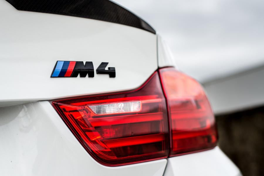 Логотип BMW M4 Coupe Tour Auto Edition (F82) 2016 года  (FR) (фото 19 из 19)